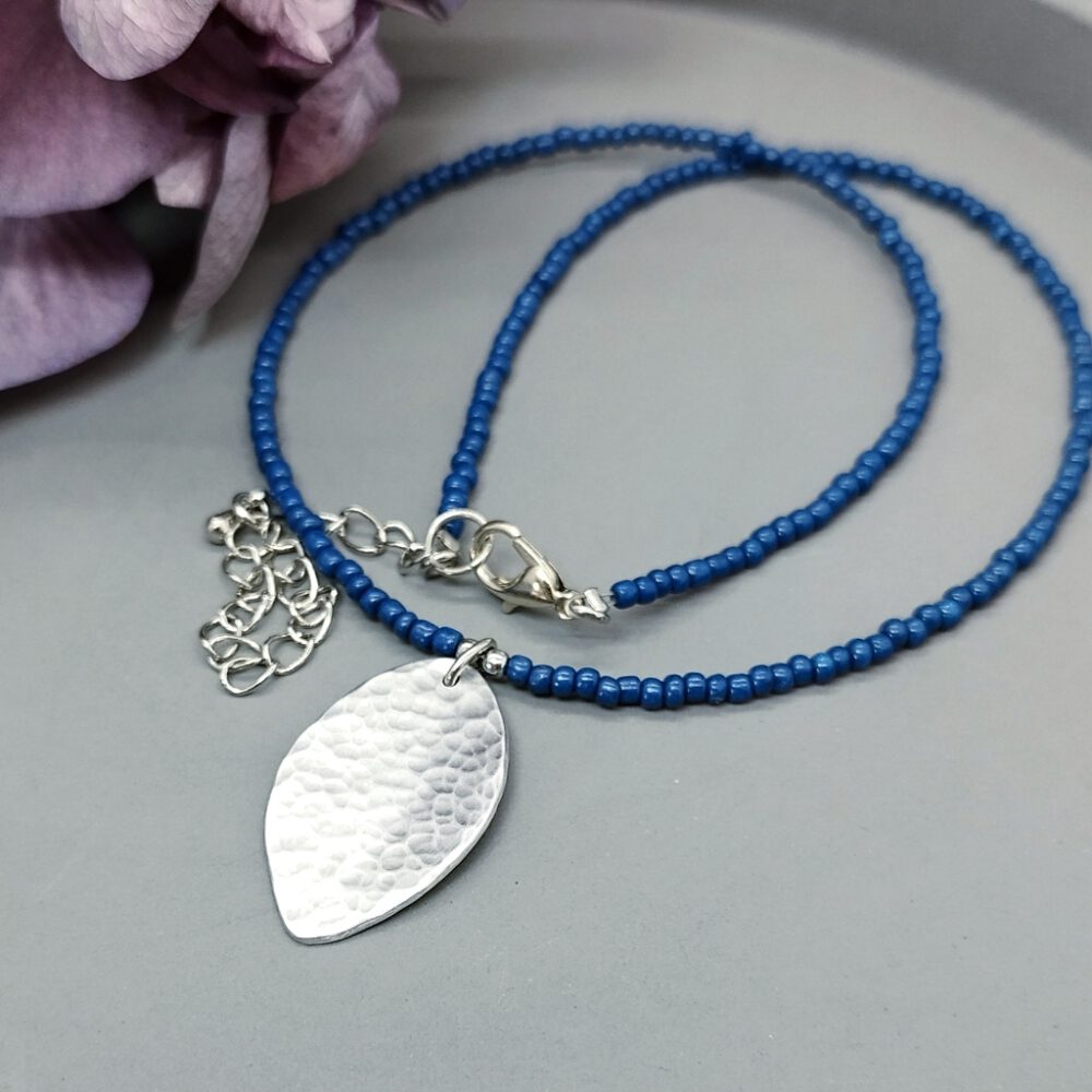 Kette Blatt gehämmert denim-blau