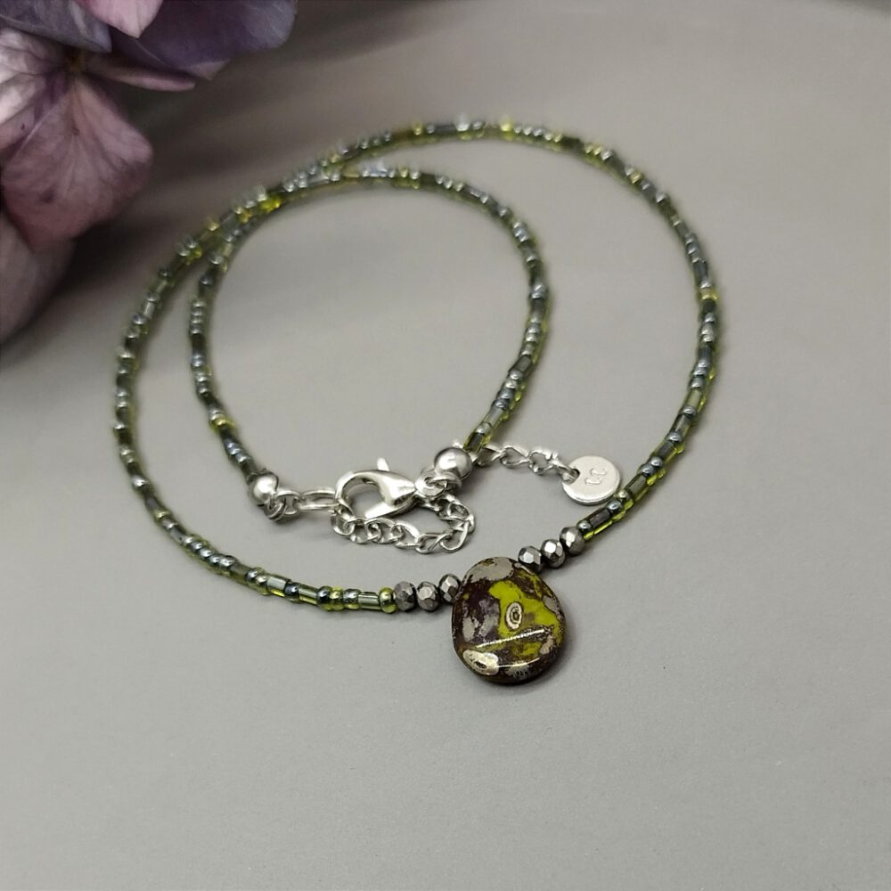 Kette olivgrün mit Preciosa Anhänger