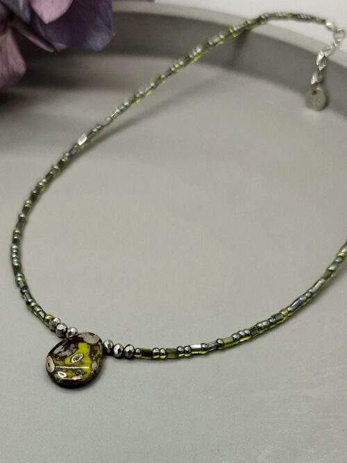 Eleganter Choker in Olivgrün mit funkelnden Kristallen Kette olivgrün mit Preciosa Anhänger