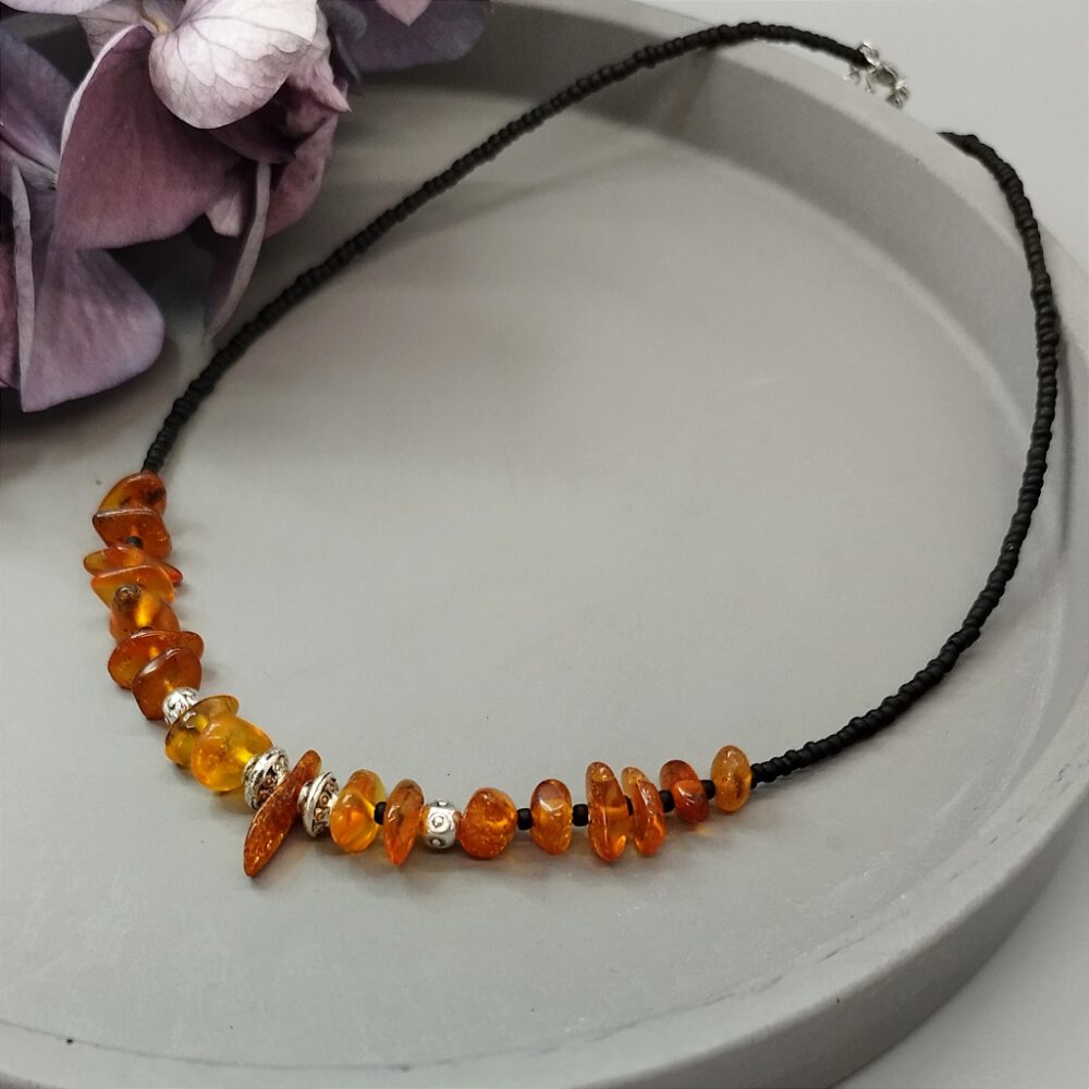 Handgefertigte Choker-Kette aus schwarzen Rocailles, Tibetsilber & Bernstein. Bernstein Kette schwarz-silber