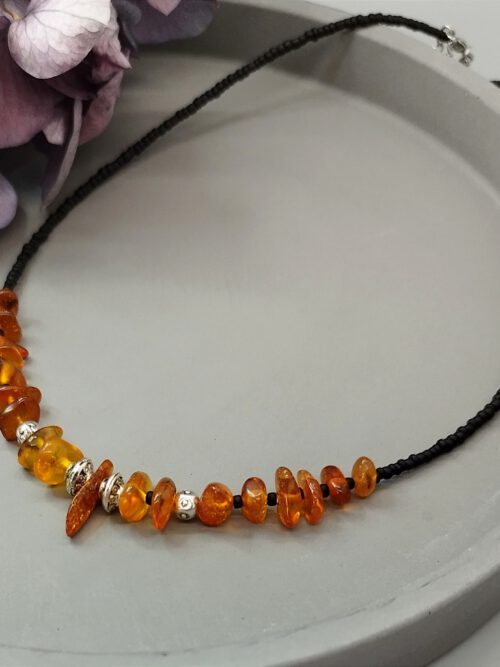 Handgefertigte Choker-Kette aus schwarzen Rocailles, Tibetsilber & Bernstein. Bernstein Kette schwarz-silber