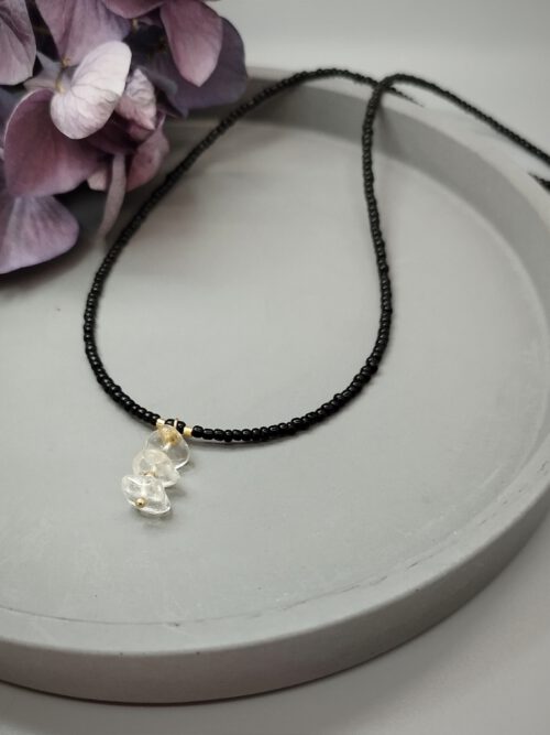 Handgefertigte Kette mit schwarzen Rocailles und Bergkristallsplitter-Anhänger Kette Bergkristall schwarz-gold