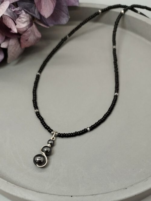 Handgefertigte Rocailles-Kette in Schwarz und Silber mit Hämatit-Anhänger Kette mit Hämatit-Anhänger schwarz-silber