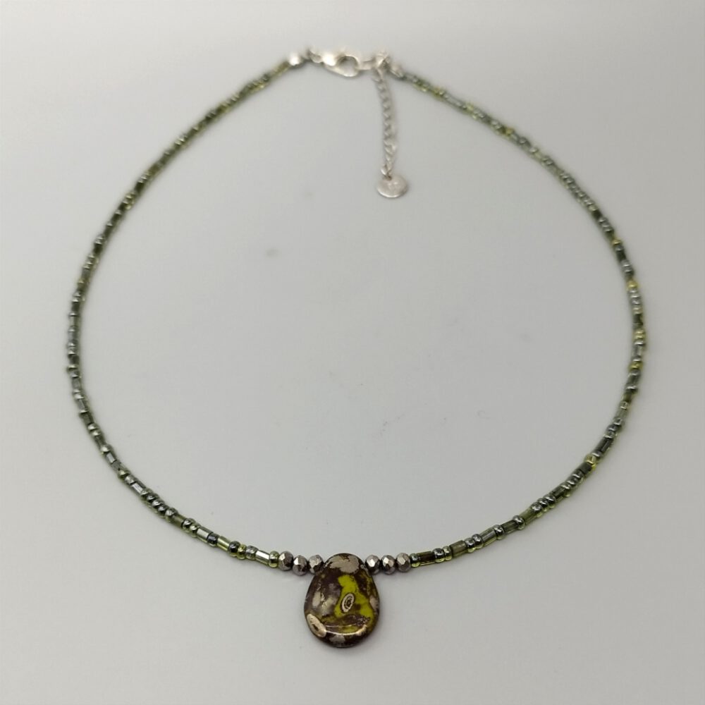 Kette olivgrün mit Preciosa Anhänger