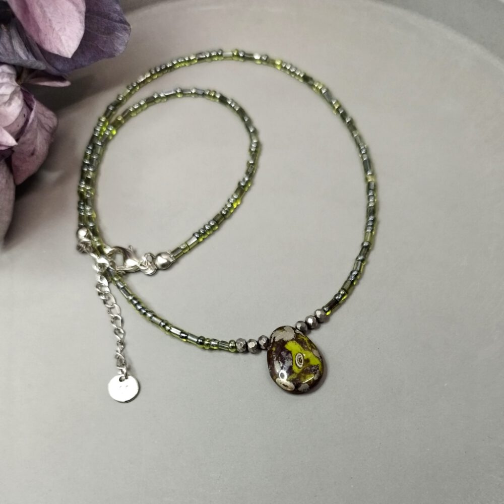 Kette olivgrün mit Preciosa Anhänger