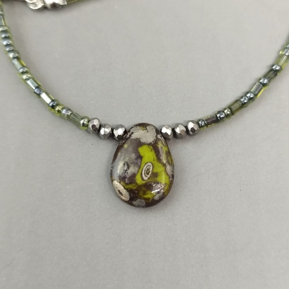 Kette olivgrün mit Preciosa Anhänger