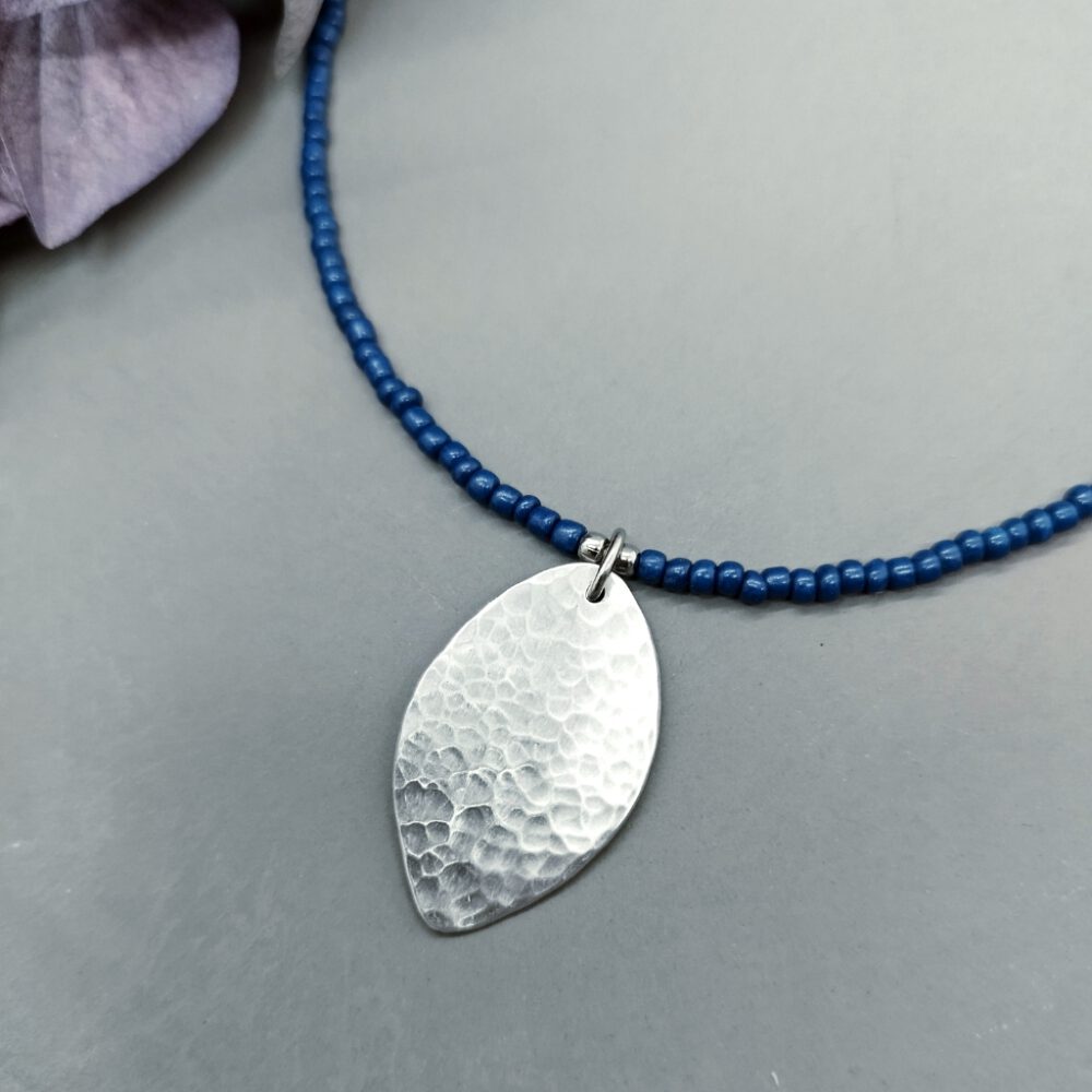 Kette Blatt gehämmert denim-blau
