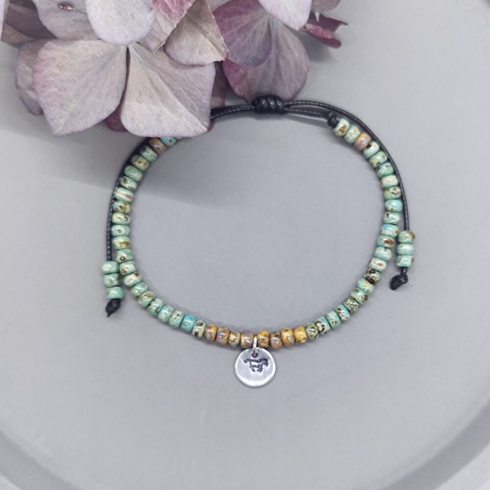 armband-mit-pferde-anhänger-und-miyuki-rocailles Miyuki Perlen Armband Anhänger Pferd