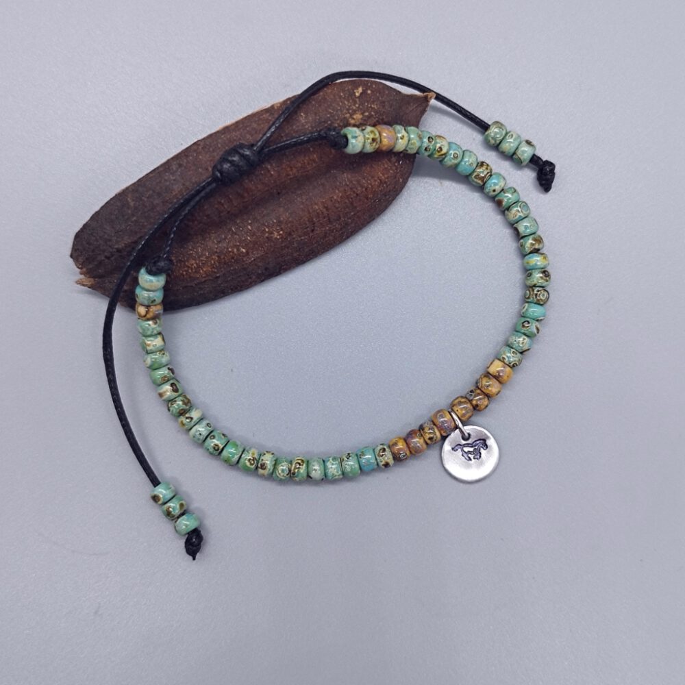 armband-mit-türkisen-und-braunen-miyuki-perlen-und-pferde-anhänger Miyuki Perlen Armband Anhänger Pferd