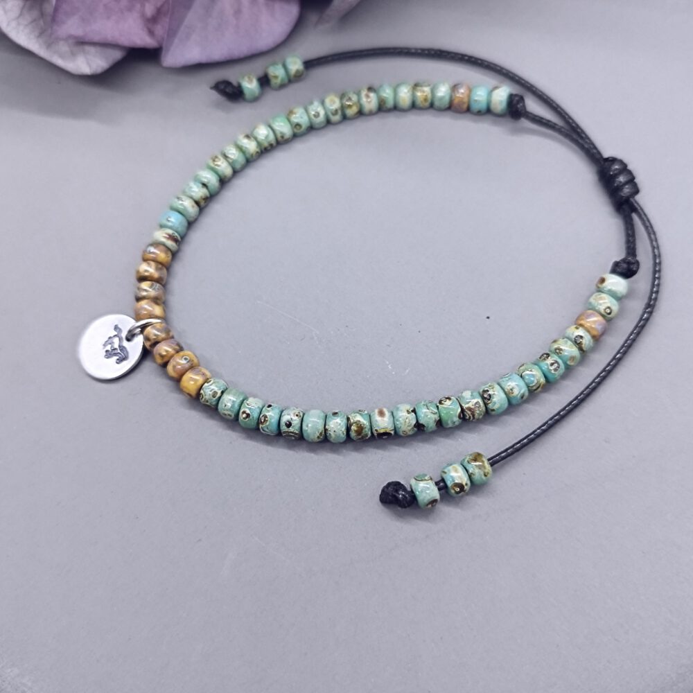 handgefertigtes-armband-mit-ziehverschluss-und-türkisen-miyuki-perlen Miyuki Perlen Armband Anhänger Pferd