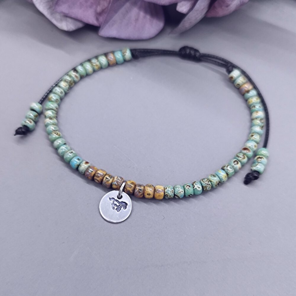 handgemachtes-armband-aus-brauner-baumwolle-mit-pferde-anhänger Miyuki Perlen Armband Anhänger Pferd