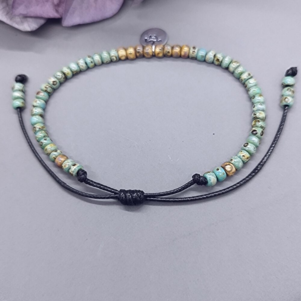 verstellbares-armband-aus-brauner-baumwolle-und-türkisen-miyuki-perlen Miyuki Perlen Armband Anhänger Pferd