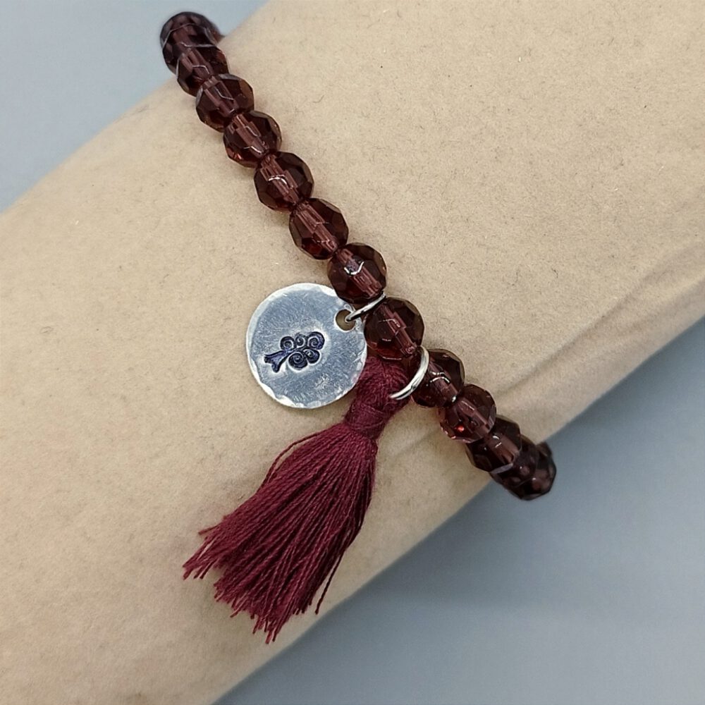 Das Armband am Model, um die perfekte Passform zu zeigen. Armband weinrote Kristalle, elastisch