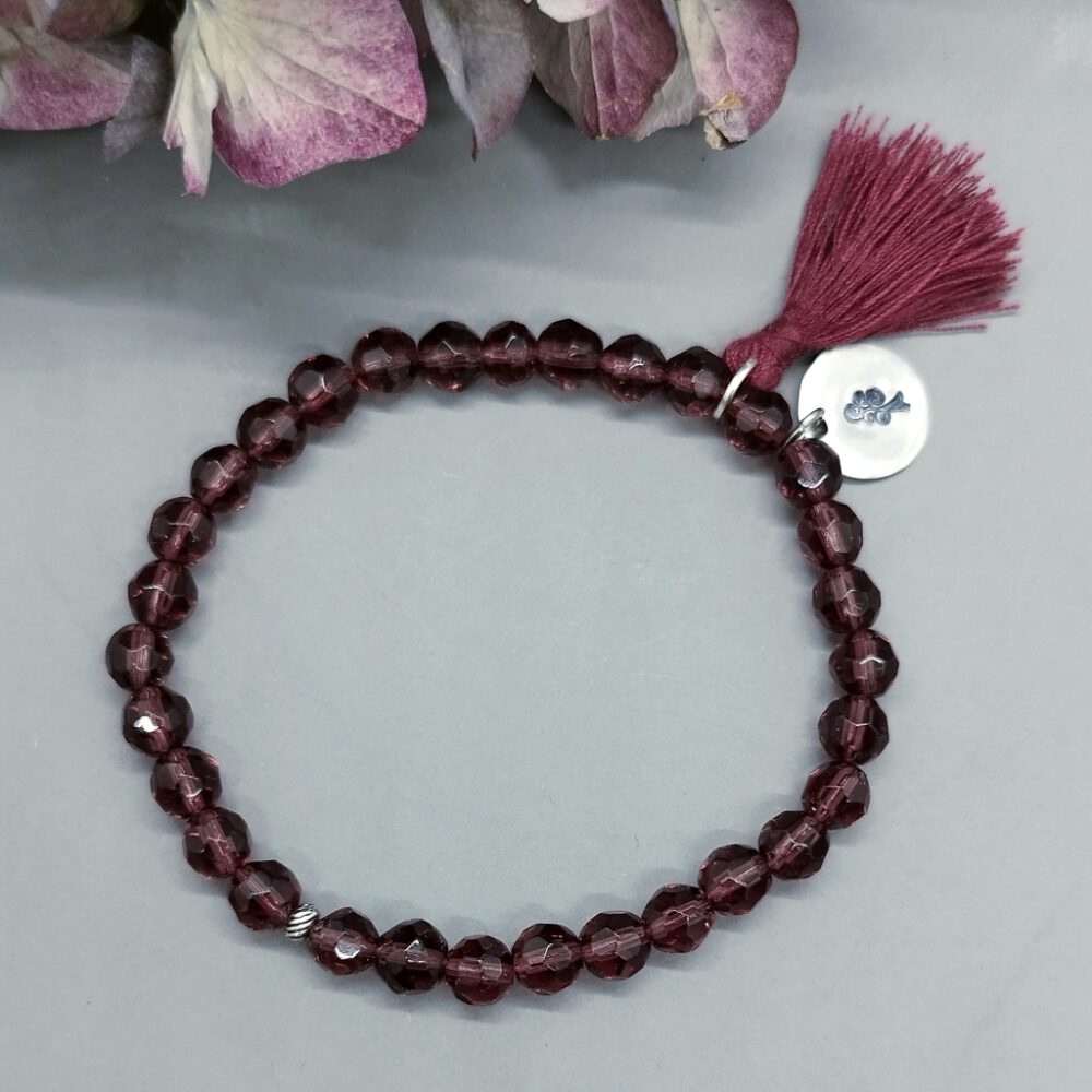 Die weinroten Kristalle funkeln im Sonnenlicht. Armband weinrote Kristalle, elastisch