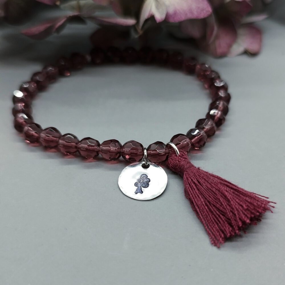 Handgefertigtes Stretch-Armband mit weinroten Kristallen und Lebensbaum-Anhänger. Armband weinrote Kristalle, elastisch