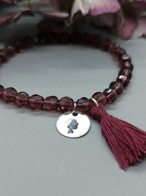 Handgefertigtes Stretch-Armband mit weinroten Kristallen und Lebensbaum-Anhänger. Armband weinrote Kristalle, elastisch