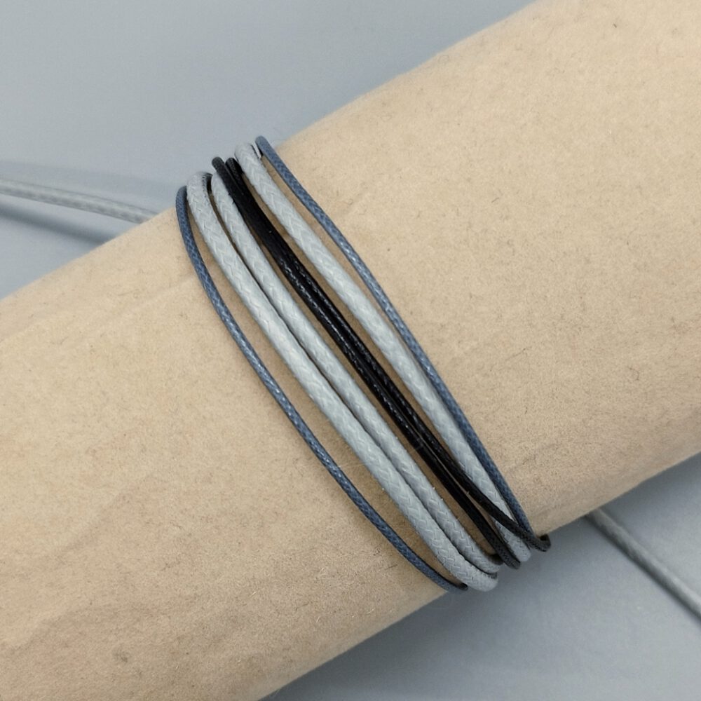 Armband am Model getragen Surfer Armband grau