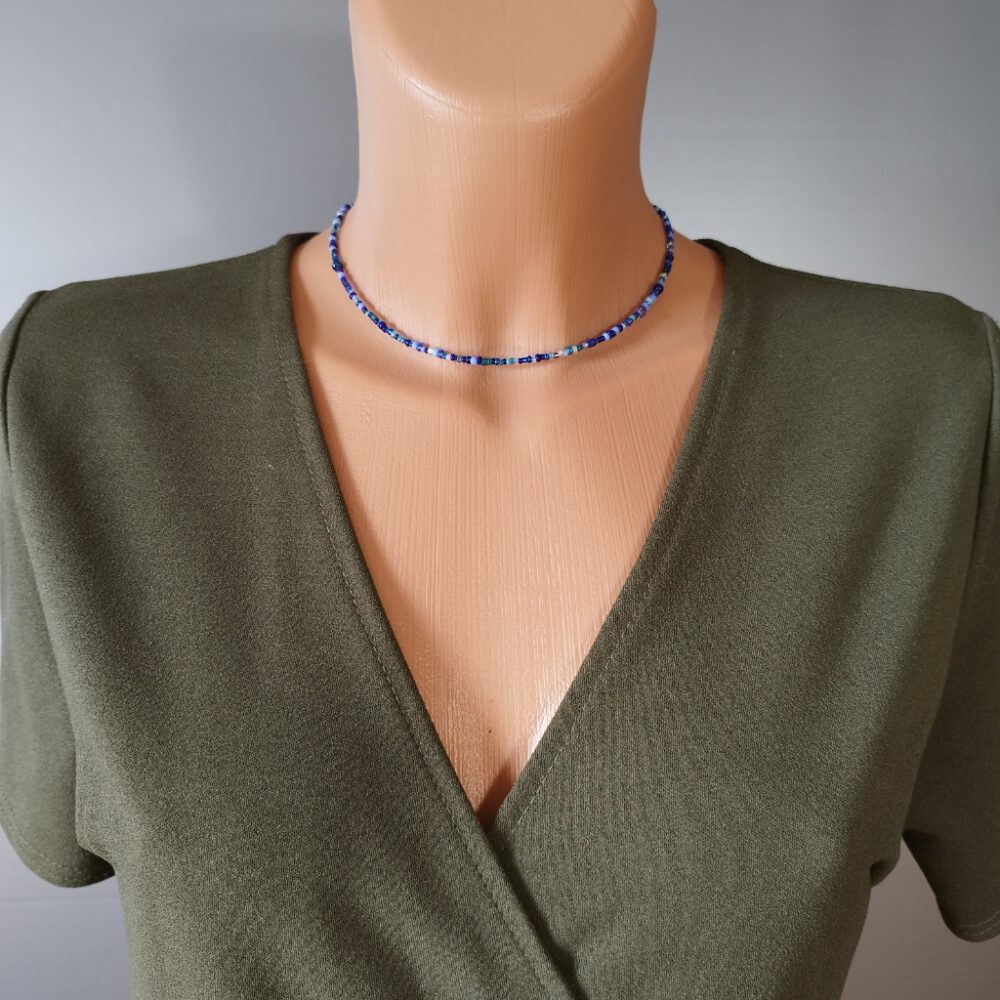 Blaue Choker-Kette, perfekt für sommerliche Outfits. Kette Rocailles blau Töne