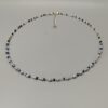 Choker Rocailles in sanften Blau-Silber-Tönen auf grauem Hintergrund Kette Choker hellblau silber