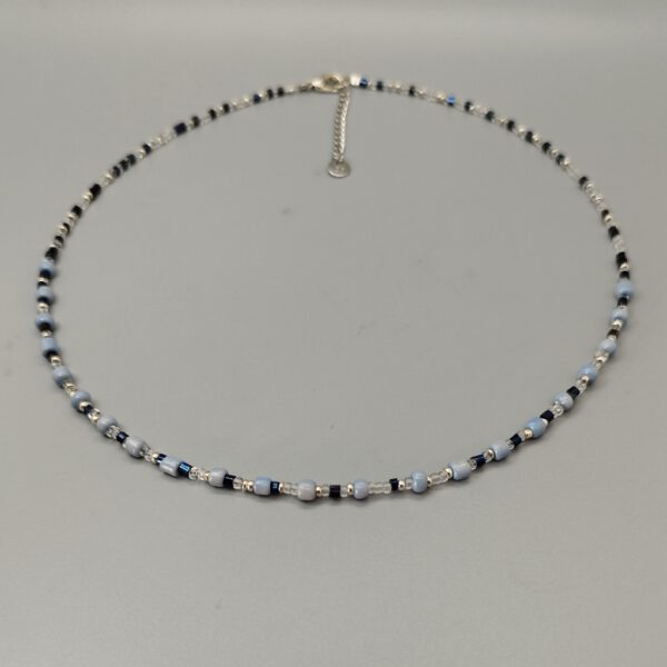 Choker Rocailles in sanften Blau-Silber-Tönen auf grauem Hintergrund Kette Choker hellblau silber