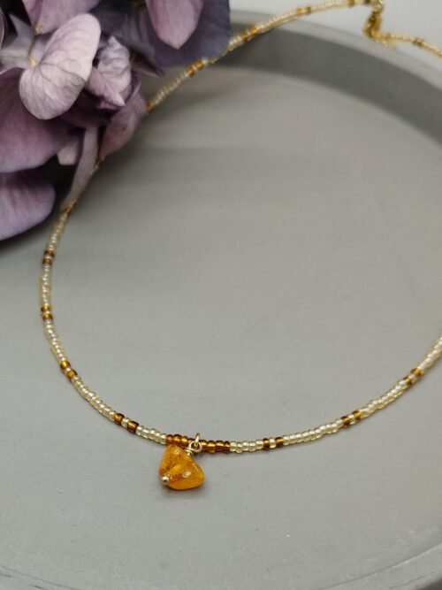 Choker mit gelbgoldenen Rocailles und Bernstein Anhänger. Kette gelb gold mit Bernstein Anhänger