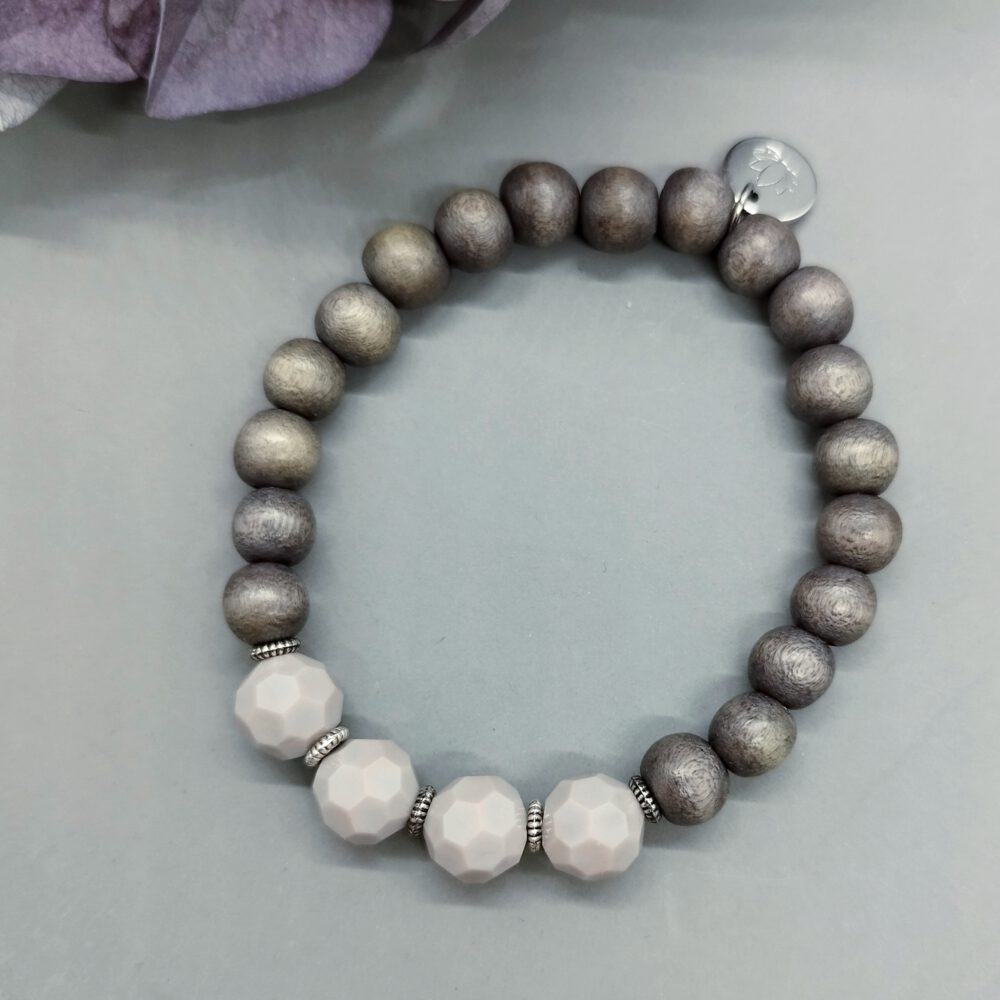 Der zarte Schimmer der nudefarbenen Kristallperlen verleiht dem Armband eine besondere Eleganz. Armband Holzperlen + Kristalle grau-nude