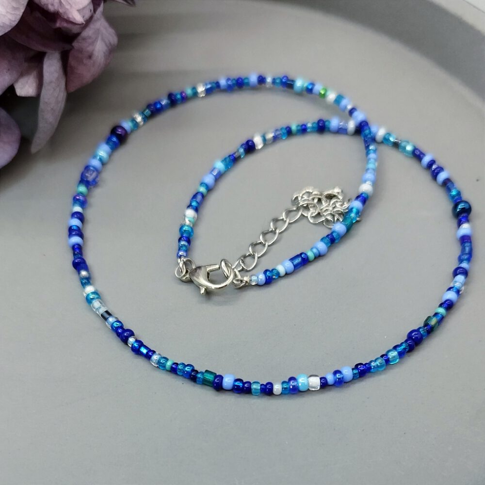 Detailaufnahme der blauen Choker-Kette aus Rocailles-Perlen. Kette Rocailles blau Töne