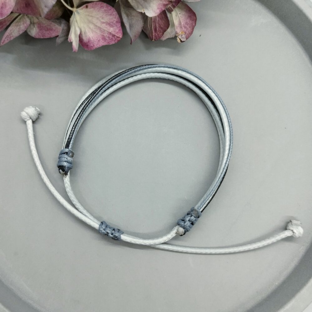 Detailaufnahme des verstellbaren Knotenverschlusses Surfer Armband grau