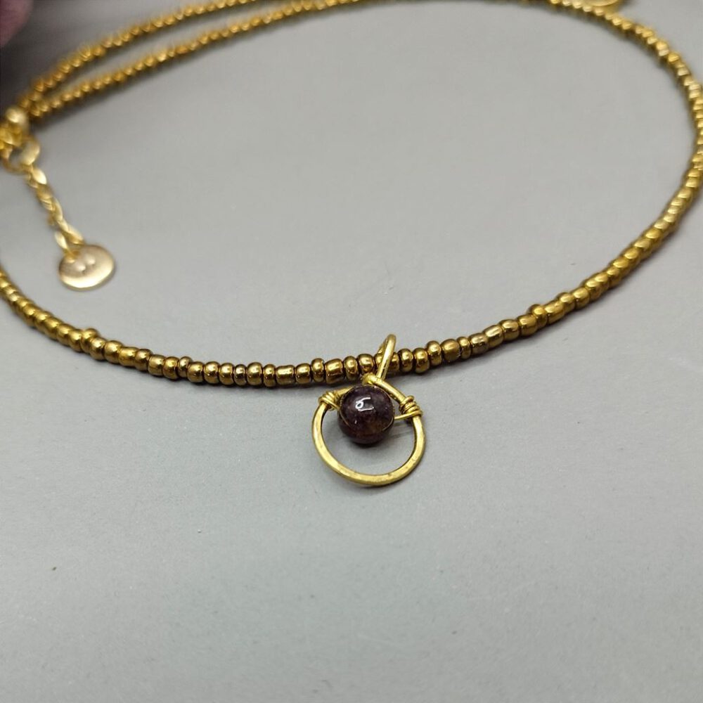 Kette Rocailles gold mit Granat Anhänger