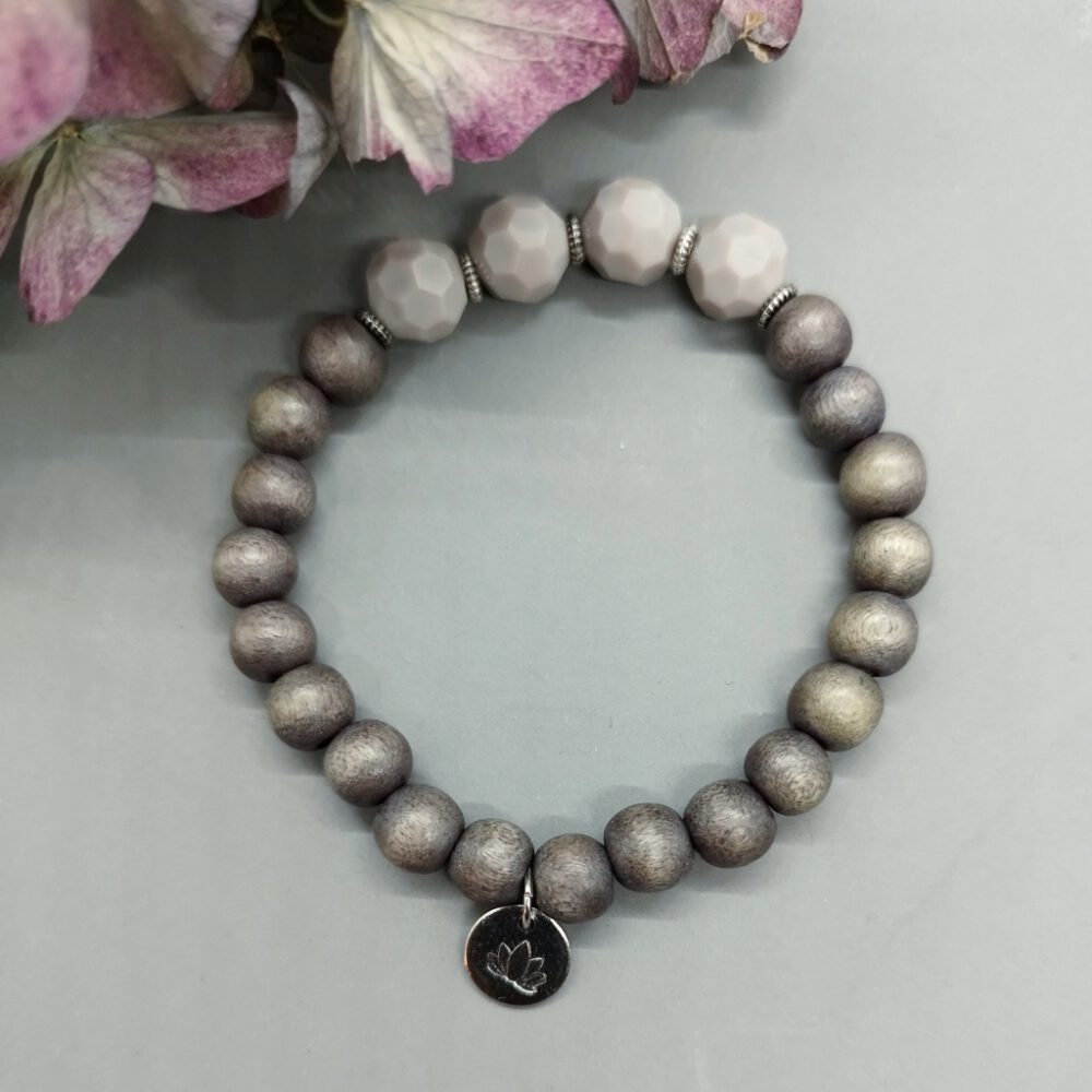 Die warmen Töne der dunklen Holzperlen erzeugen eine natürliche Ausstrahlung. Armband Holzperlen + Kristalle grau-nude