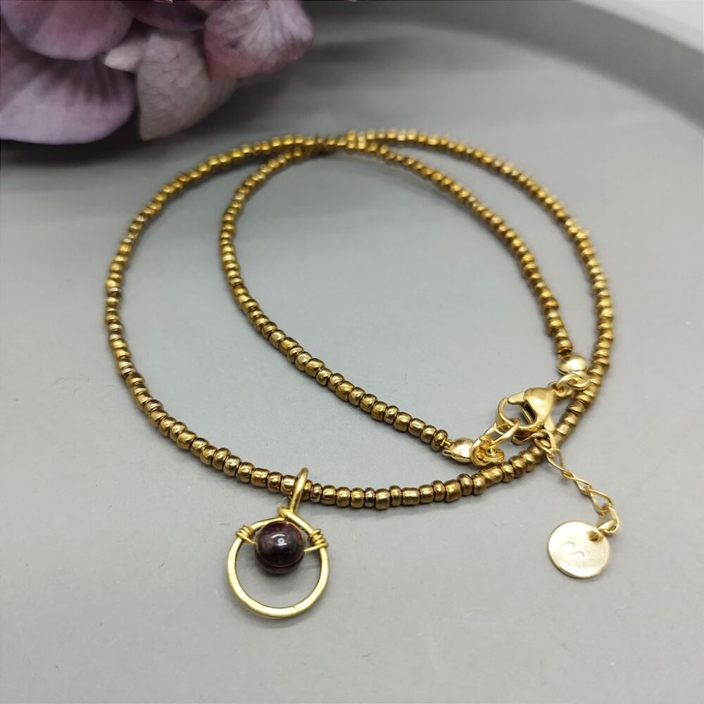 Kette Rocailles gold mit Granat Anhänger