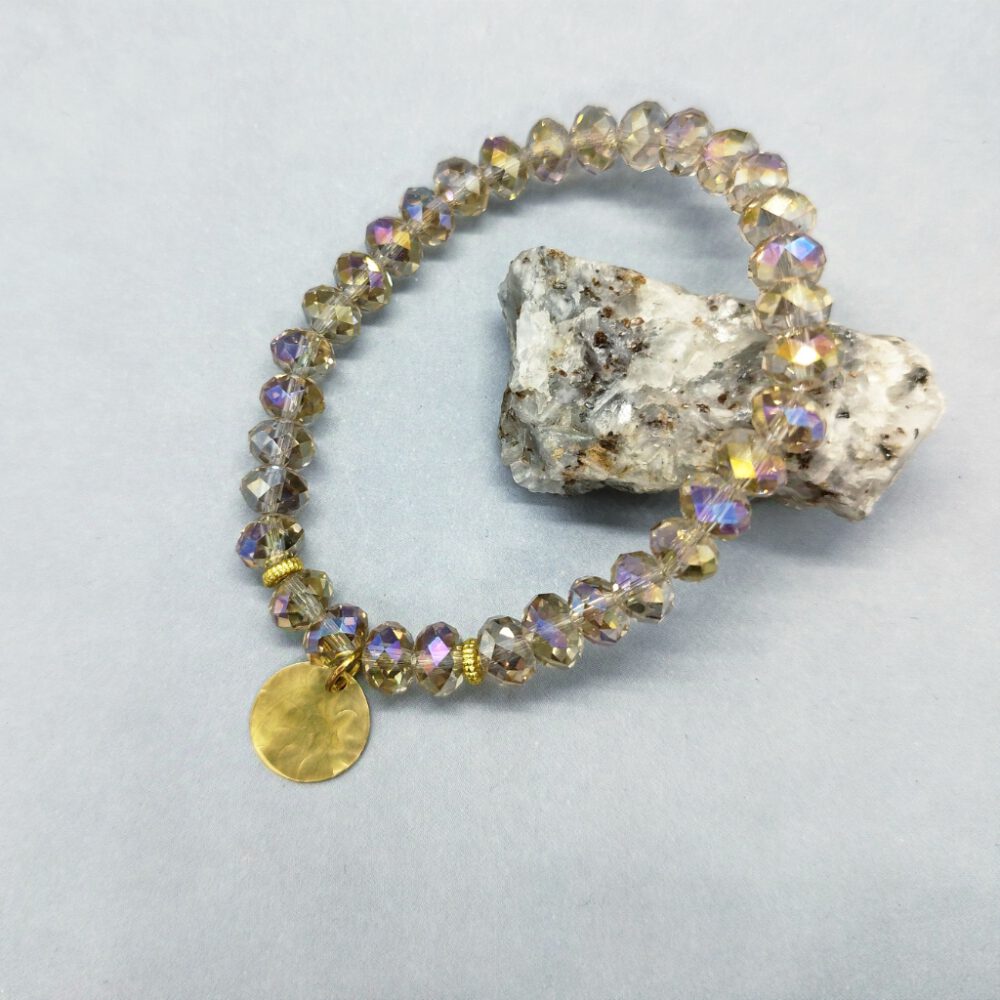 Elegantes Armband aus goldenen Kristallen, ideal für Alltag und besondere Anlässe. Armband Kristalle gold Messing-Anhänger
