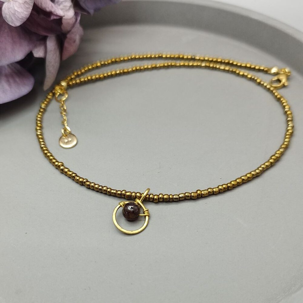 Kette Rocailles gold mit Granat Anhänger