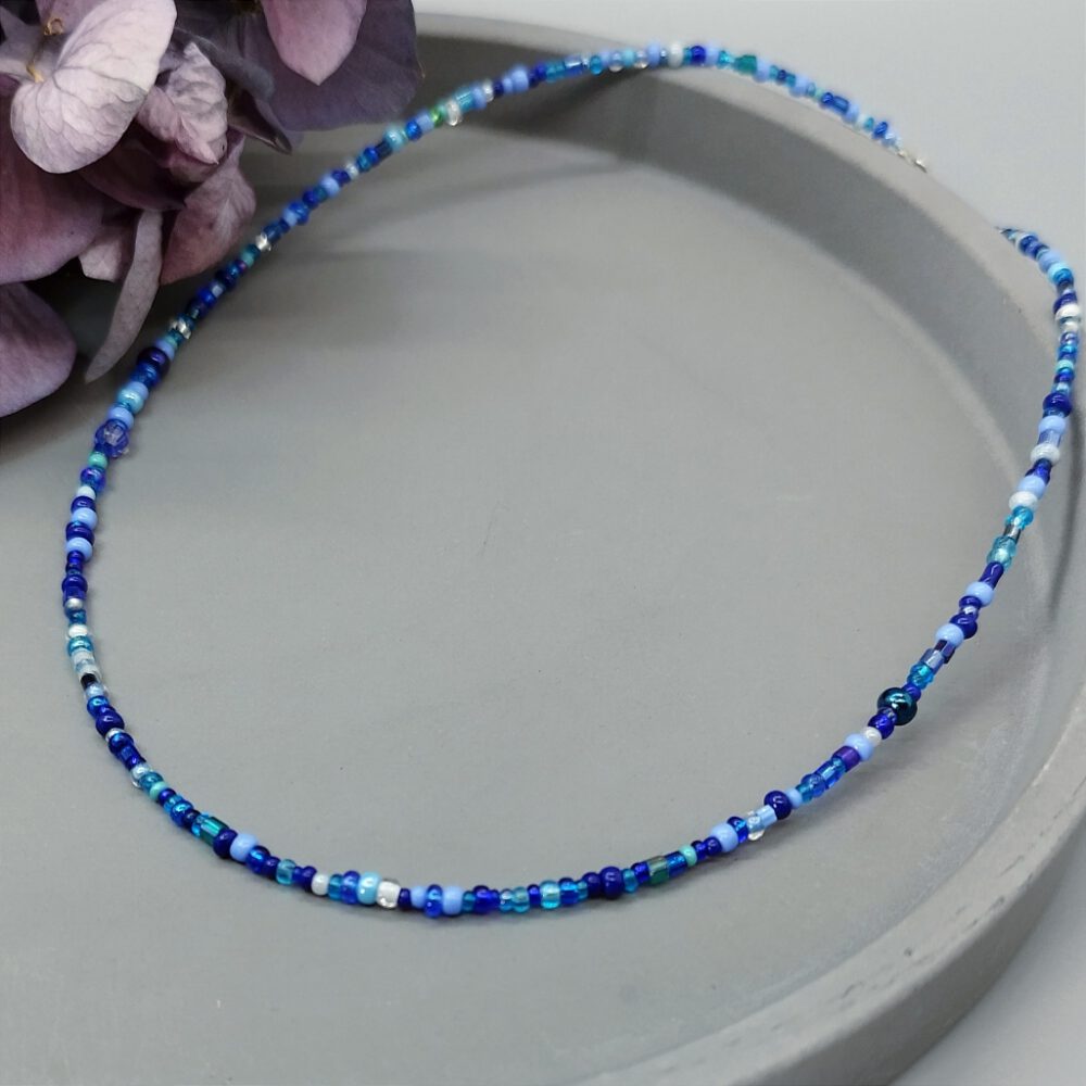 Handgefertigte Choker-Kette mit blauen Rocailles-Perlen. Kette Rocailles blau Töne