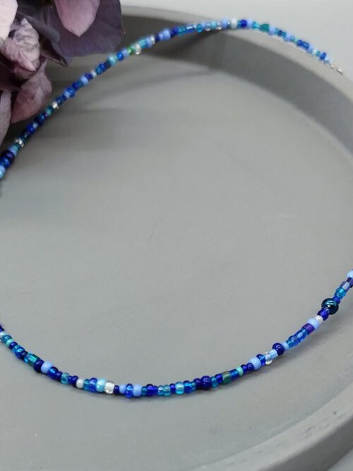 Handgefertigte Choker-Kette mit blauen Rocailles-Perlen. Kette Rocailles blau Töne