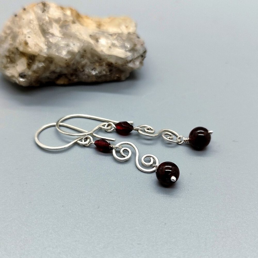 Handgefertigte Ohrhänger aus 935 Silber mit Granatperle. Granat-Ohrhänger mit 935 Silber-Doppelspirale