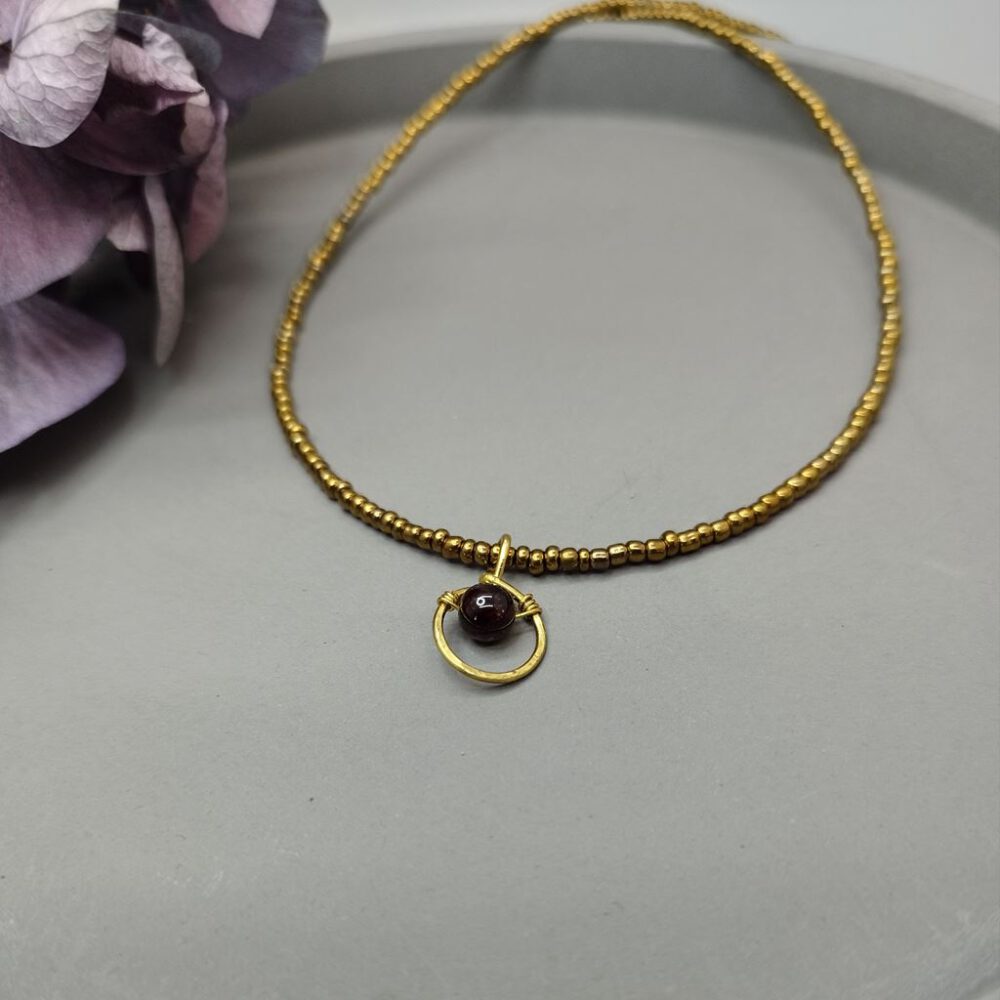 Kette Rocailles gold mit Granat Anhänger
