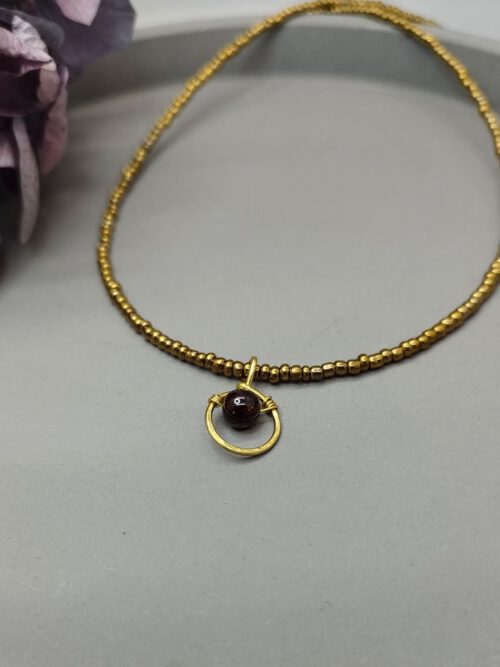 Handgefertigter goldfarbener Choker mit Granat-Anhänger Kette Rocailles gold mit Granat Anhänger