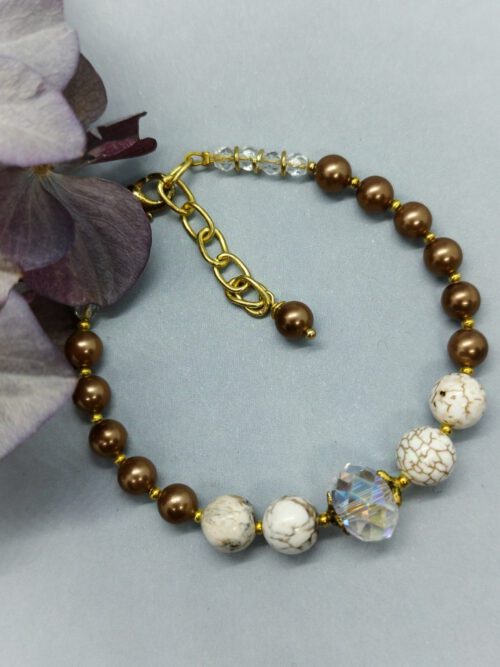 Handgefertigtes Armband mit braunen Muschelkernperlen und Natursteinen. Armband braun-beige mit Kristallen