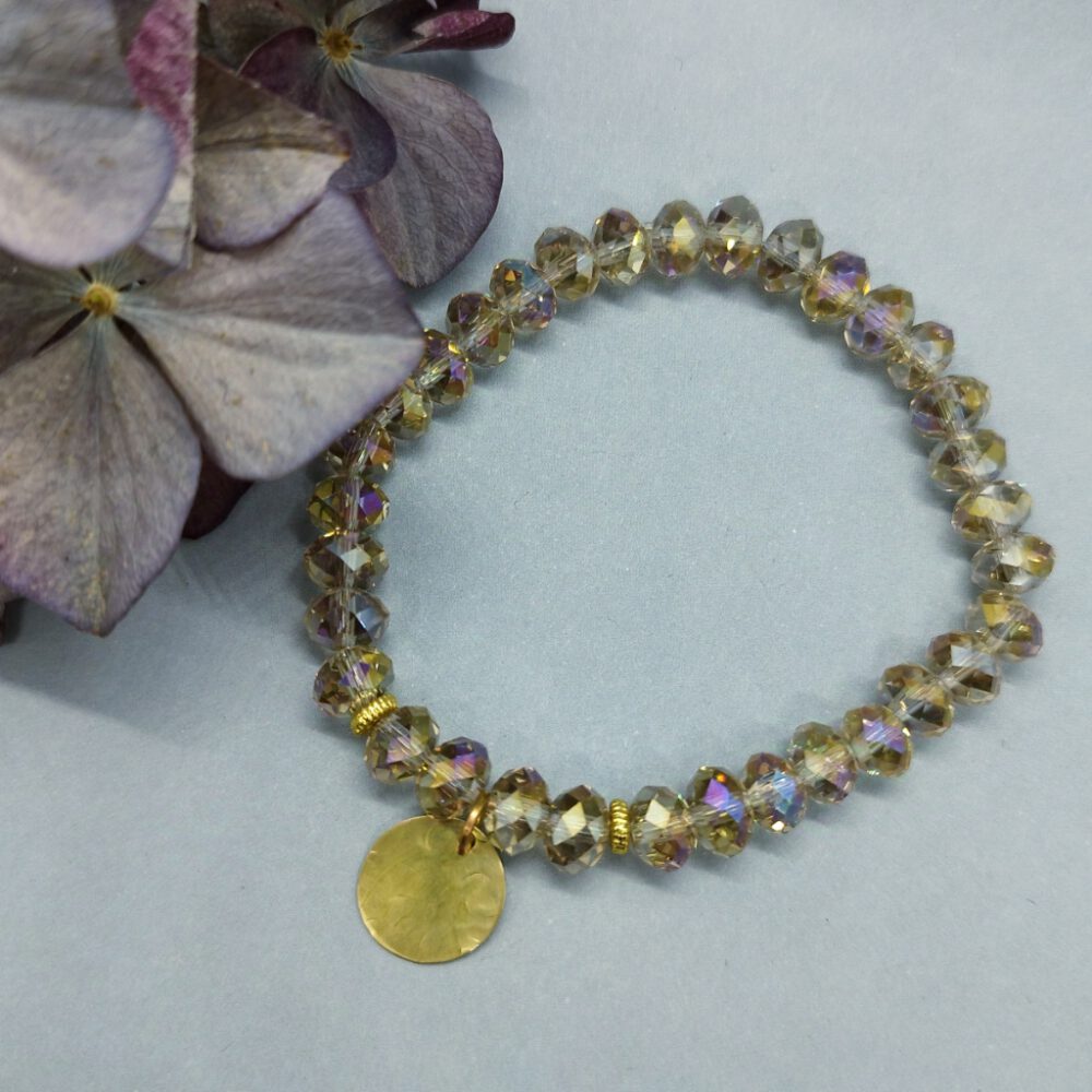 Handgefertigtes Stretch-Armband aus gold schimmernden Kristallen mit Messing-Anhänger Armband Kristalle gold Messing-Anhänger