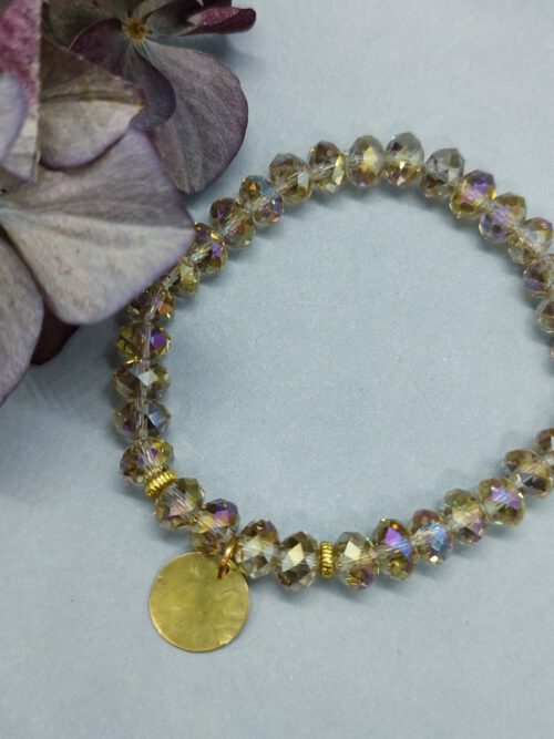 Handgefertigtes Stretch-Armband aus gold schimmernden Kristallen mit Messing-Anhänger Armband Kristalle gold Messing-Anhänger