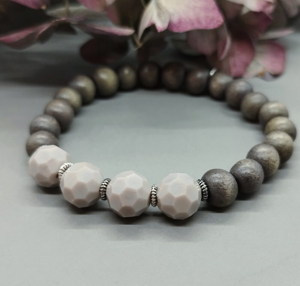 Handgefertigtes Stretch-Armband mit dunklen Holzperlen und nudefarbenen Kristallen. Armband Holzperlen + Kristalle grau-nude