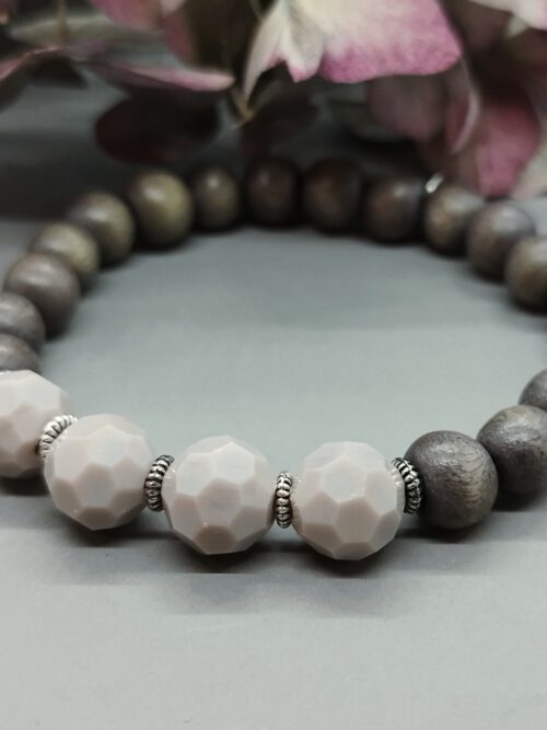 Handgefertigtes Stretch-Armband mit dunklen Holzperlen und nudefarbenen Kristallen. Armband Holzperlen + Kristalle grau-nude