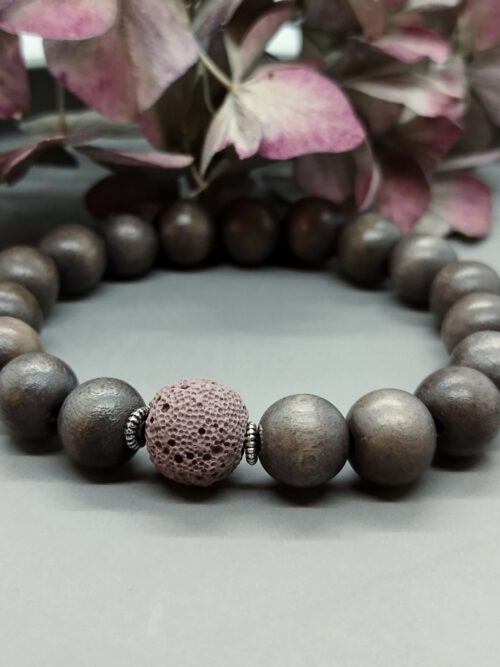 Handgefertigtes Stretch-Armband mit grauen Holzperlen, rosafarbener Lavaperle und Tibetsilber-Spacern. Armband Holzperlen + Lavaperle grau rosa