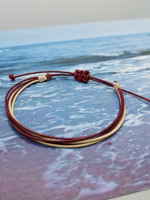 Handgefertigtes Textilarmband im Surfer-Look in weinrot und creme. Surfer Armband rot-creme