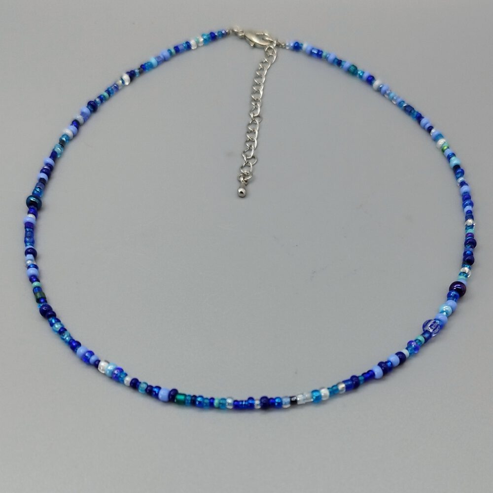 Rocailles-Perlenkette in verschiedenen Blautönen als Choker. Kette Rocailles blau Töne