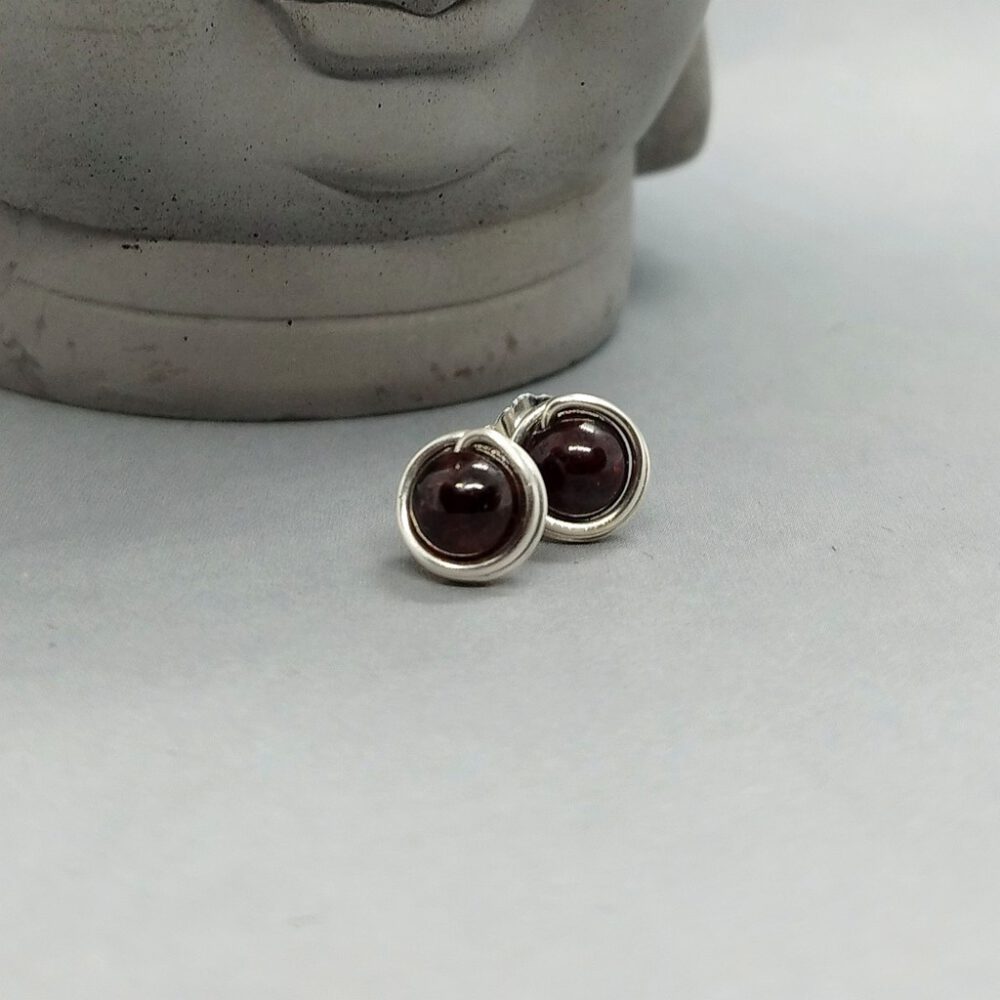 Schlichte Ohrstecker aus Granat und Silber auf Naturhintergrund. Ohrstecker Granat 935 Silber