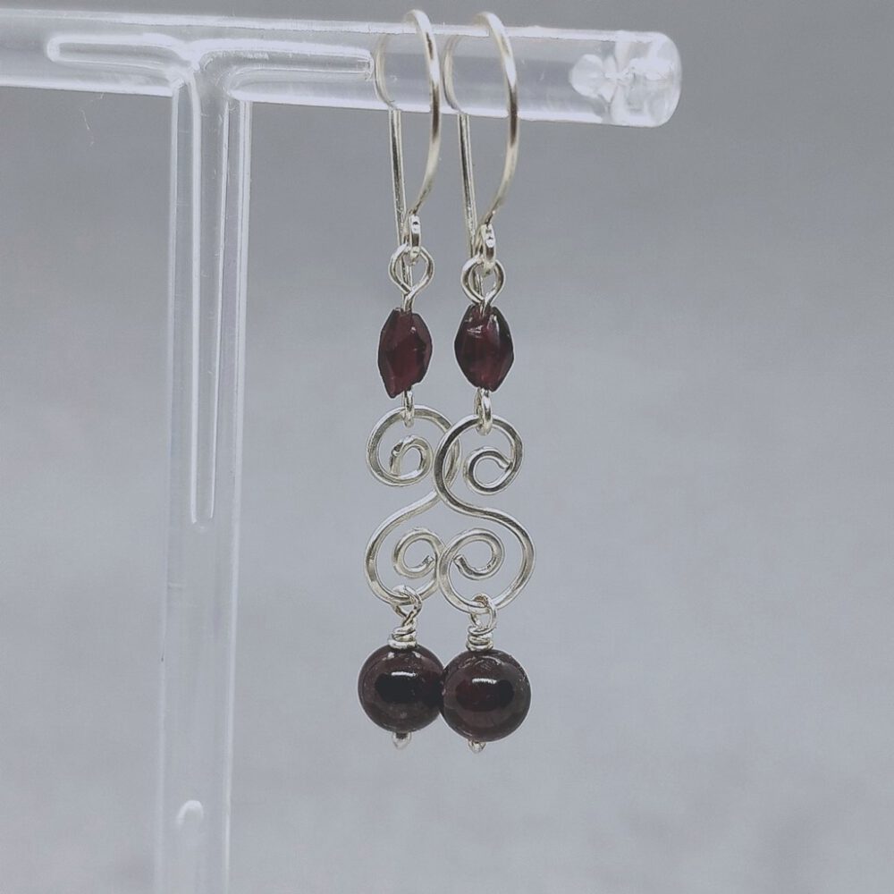 Schmuckstück aus Granat und 935 Silber in handgefertigter Qualität. Granat-Ohrhänger mit 935 Silber-Doppelspirale
