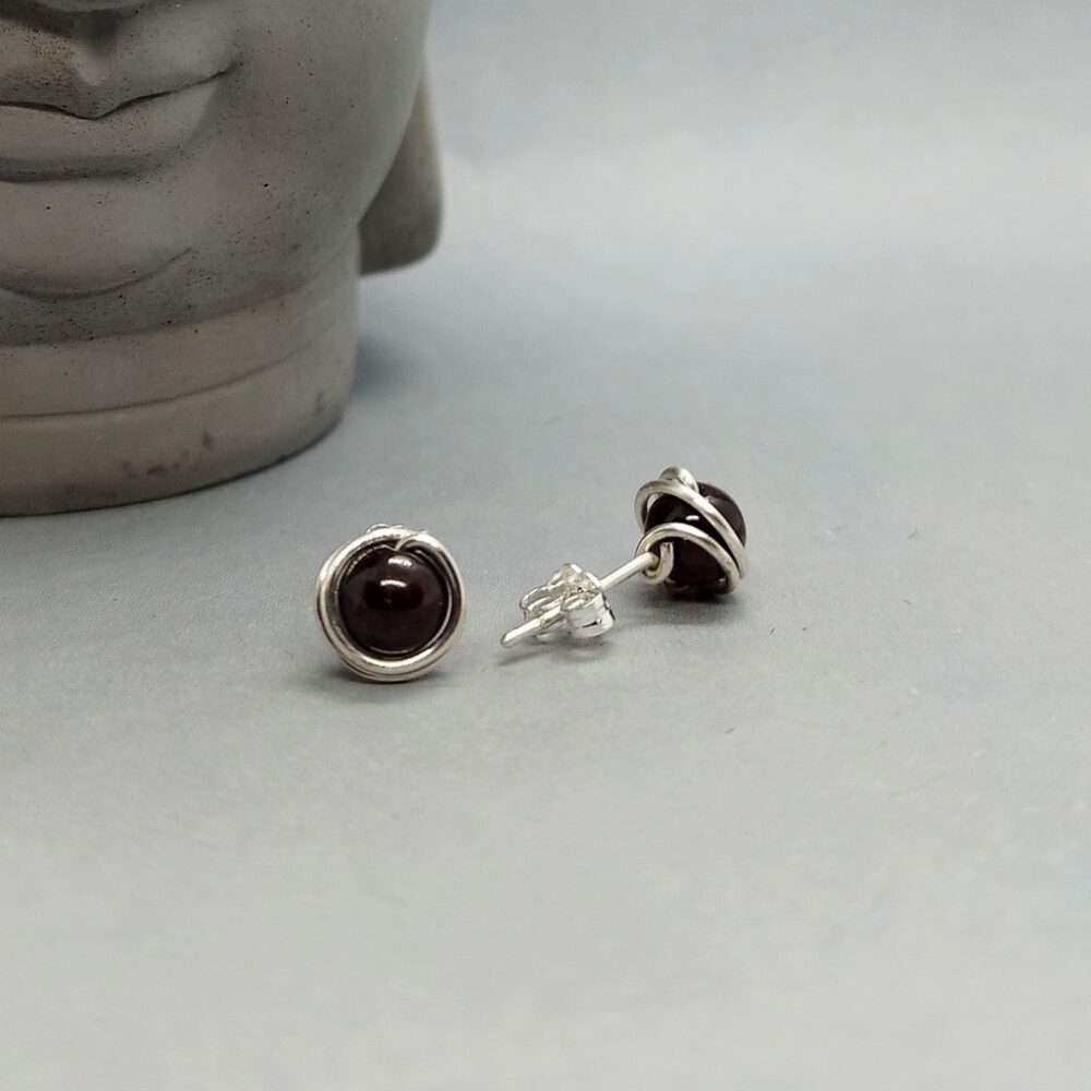 Seitenansicht der 6 mm Granat-Ohrstecker mit Silberdraht. Ohrstecker Granat 935 Silber