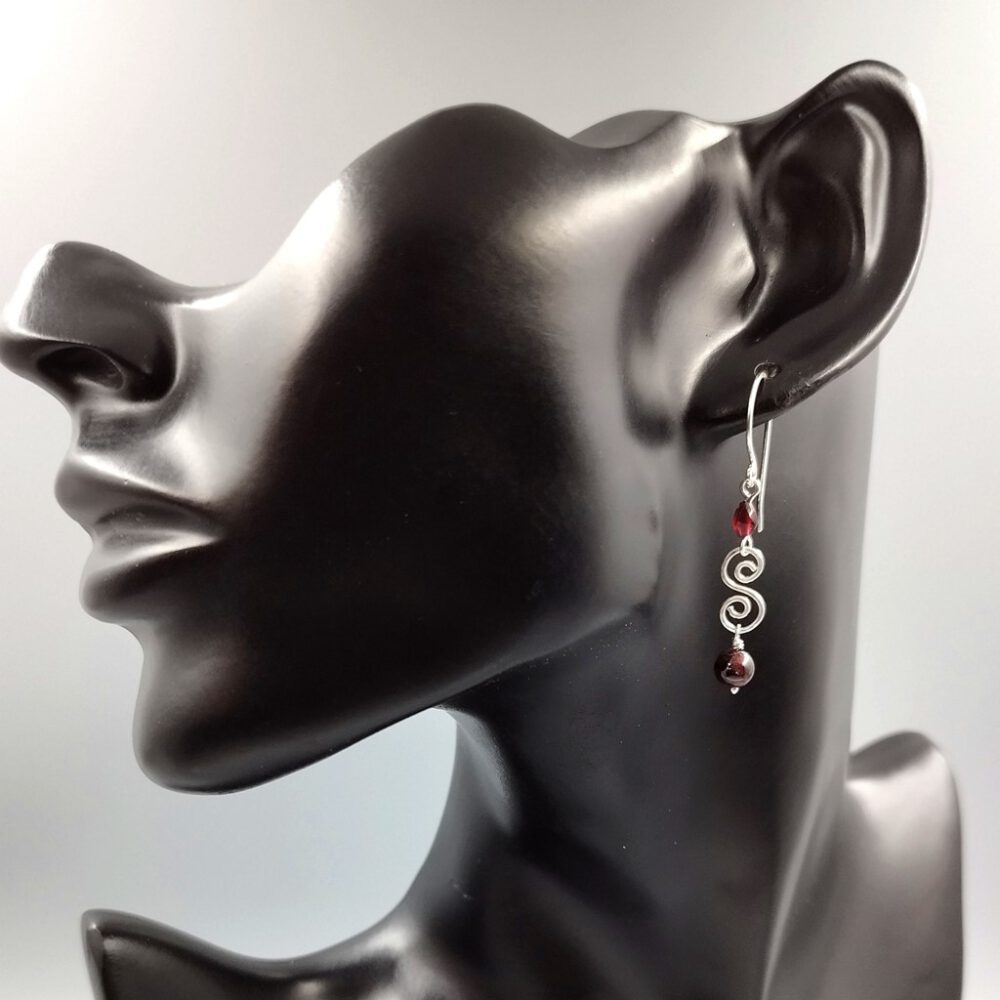 Zeitlose Ohrhänger aus Silber und Granat, perfekt als Geschenk. Granat-Ohrhänger mit 935 Silber-Doppelspirale